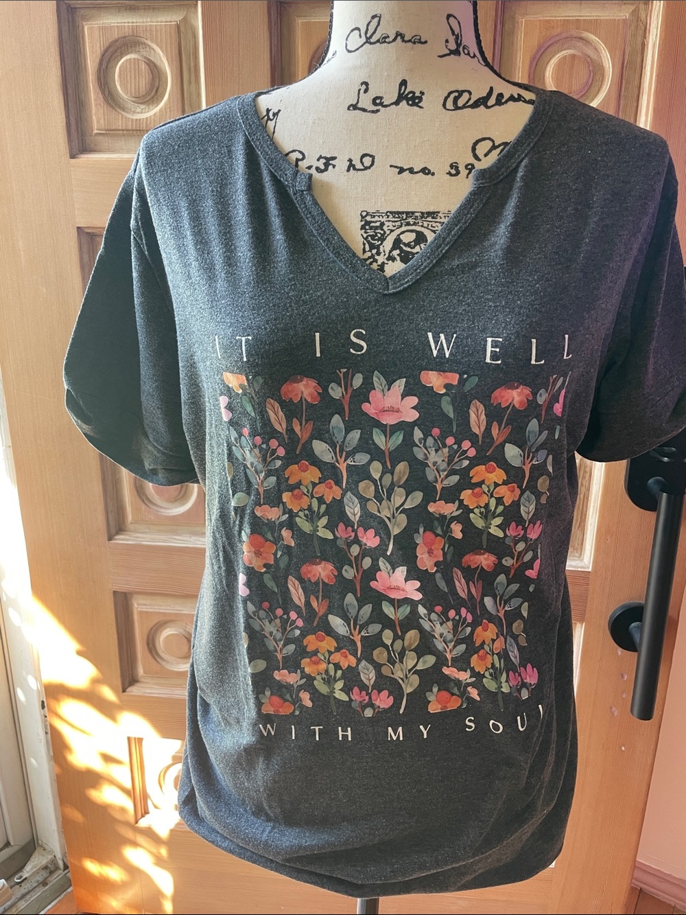 Source Unknown Black V-Neck Tee with Multicolor Floral Graphic